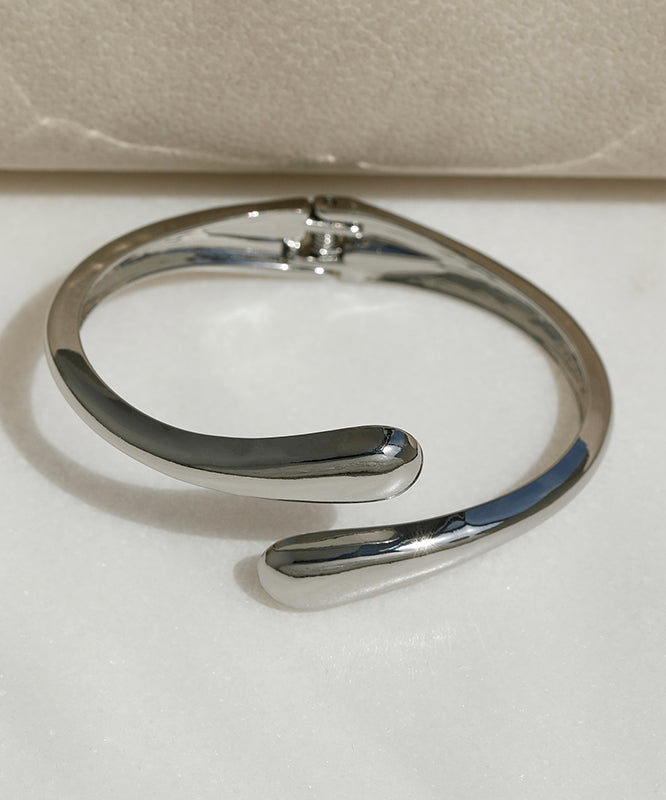 Boutique Silk Metal Asymmetrical Smooth Surface Cuff QU007 JEW-BAN241007