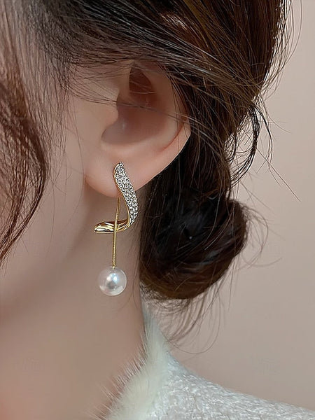 Elegant Earrings Crystal with – Gold-Plated Pearl Detailing FashionChic