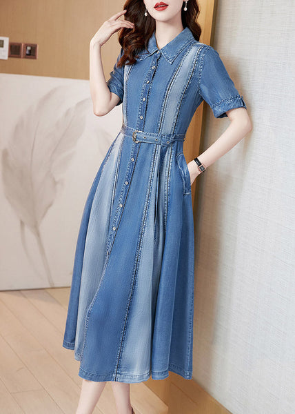 Robe longue en soie et denim à manches courtes, col Claudine bleu, patchwork et ceinture, AC2024
