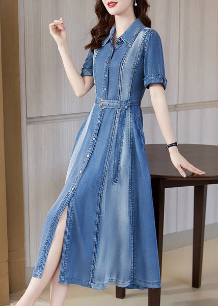 Robe longue en soie et denim à manches courtes, col Claudine bleu, patchwork et ceinture, AC2024