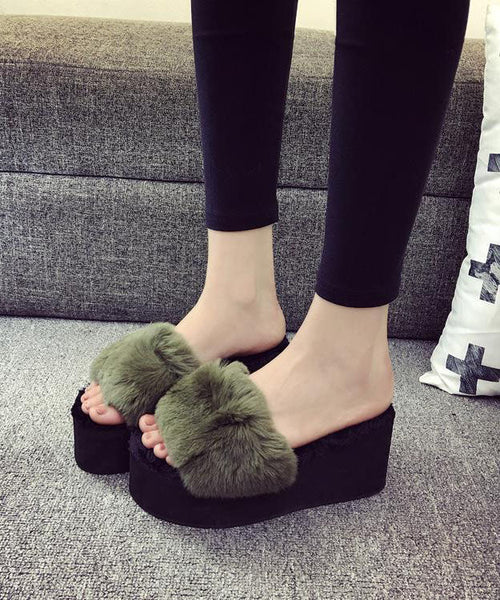 Sandales compensées à enfiler en poils de lapin noir LY0160