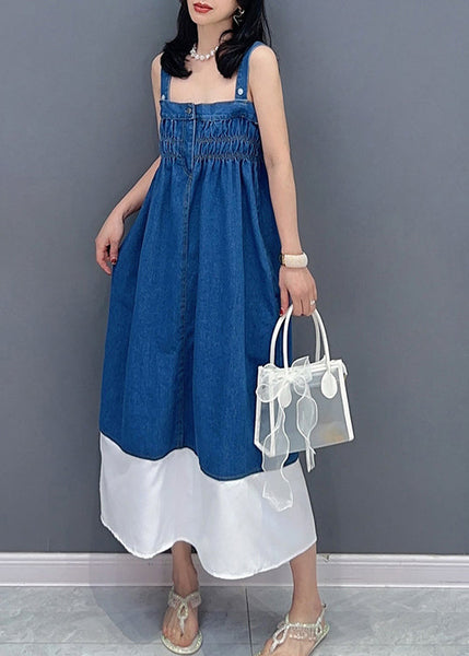 Robe maxi courte en jean bleu clair à encolure bateau et empiècements, boutonnée et cintrée, idéale pour l'été