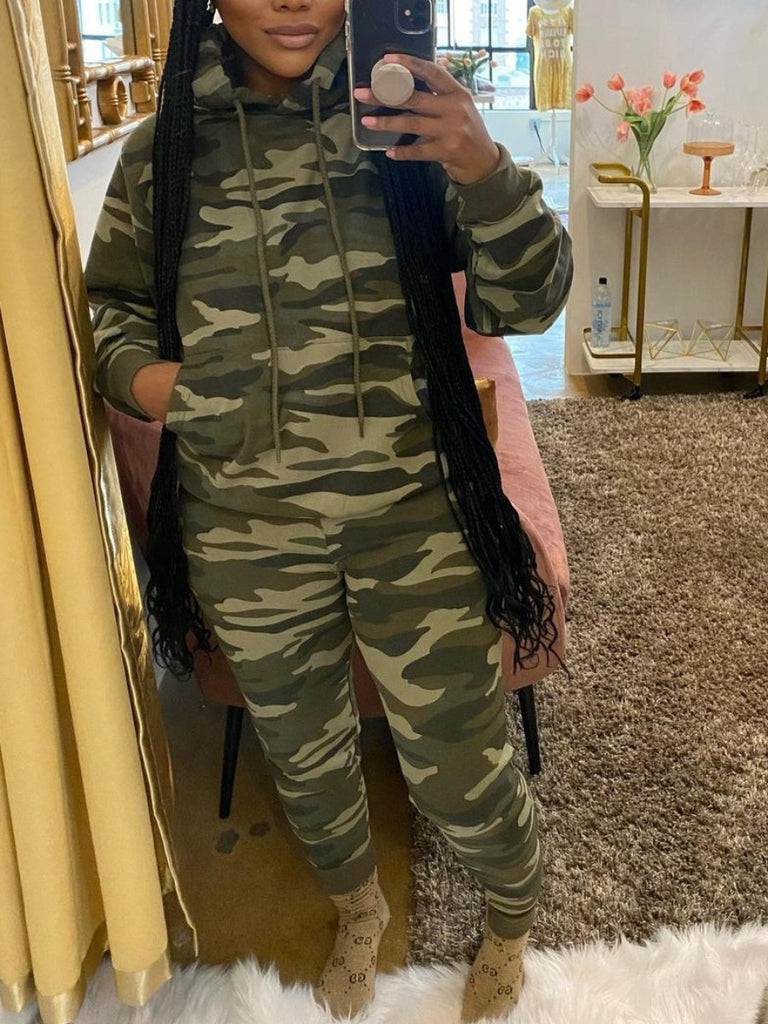 Plus Size Camo Print Kangaroo Pocket Tracksuit Set AT9059